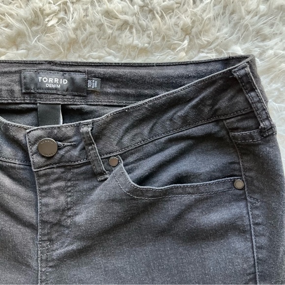 Torrid Denim Black Skinny Jeans Distressed Accent Size 10R Gently Used Condition - Picture 2 of 4